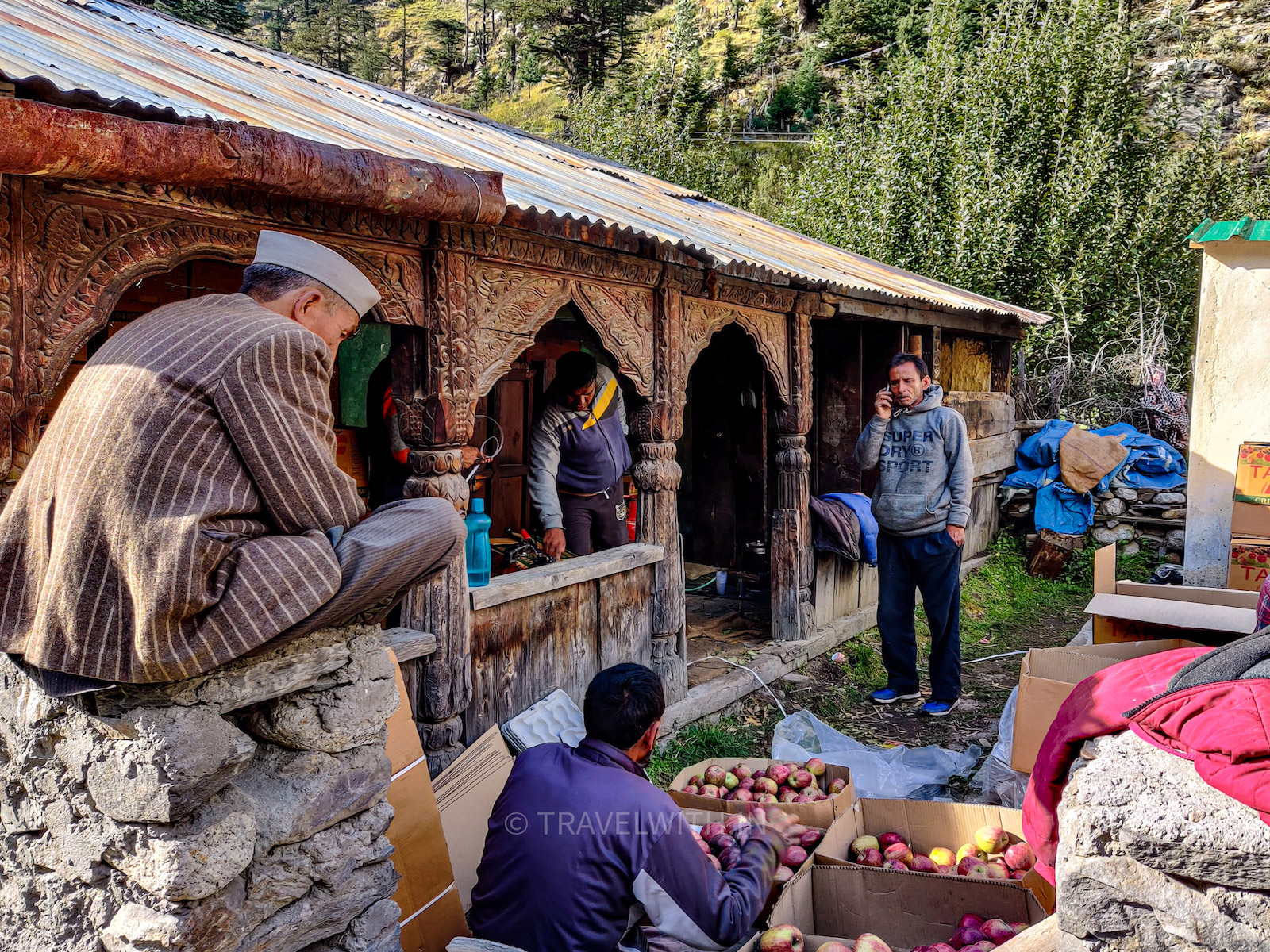 harsil-uttarakhand-royal-delicious-apple-travelwith